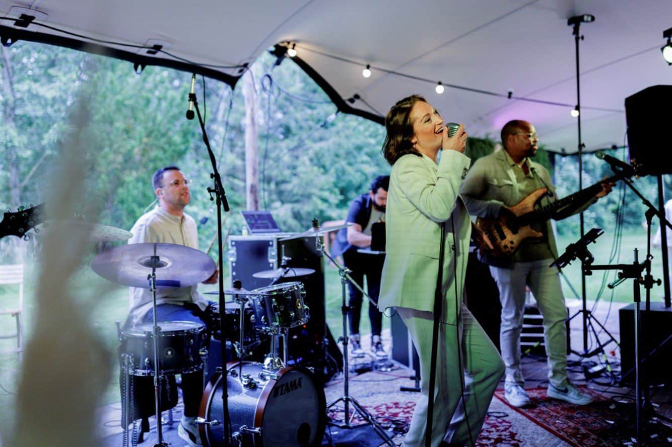 Band met zingende zangeres tijdens trouwfeest