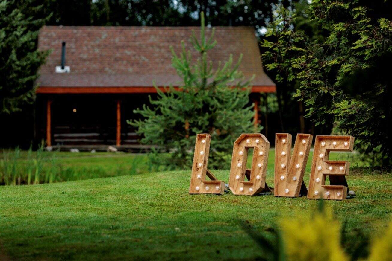 letters "L.O.V.E." op gras