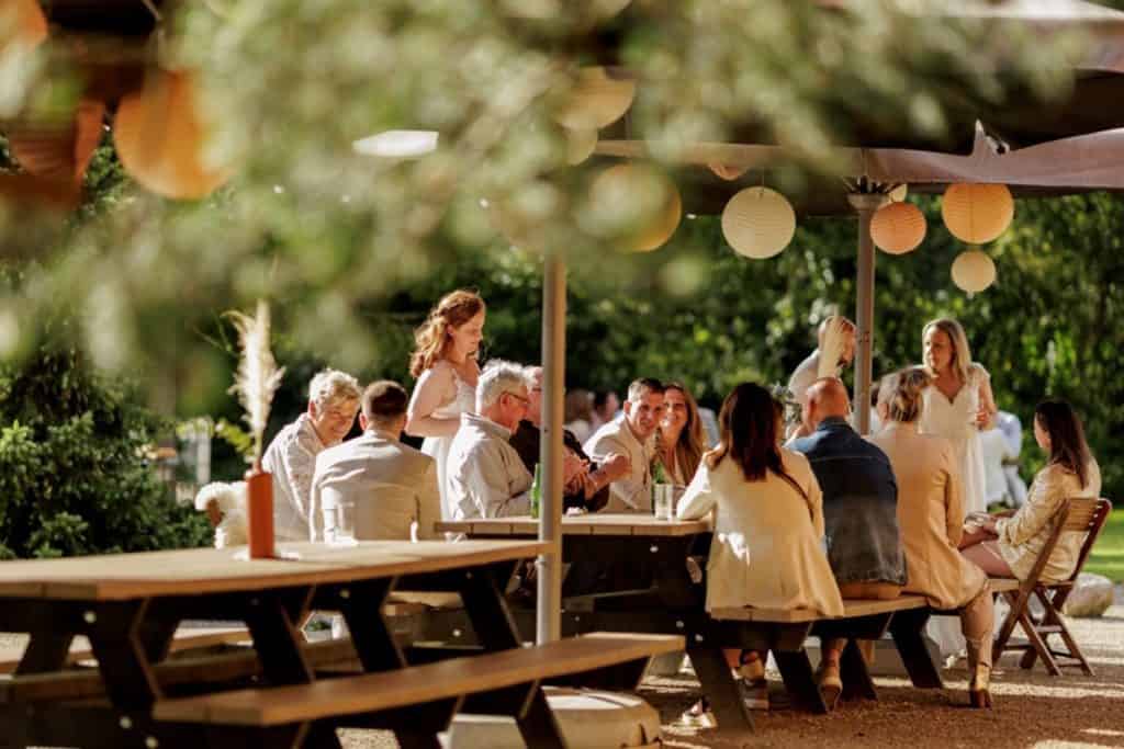 Gasten op picknick bank