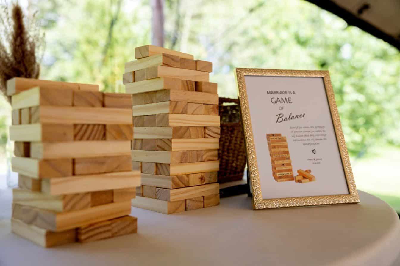 Jenga toren met persoonlijke boodschappen erop geschreven