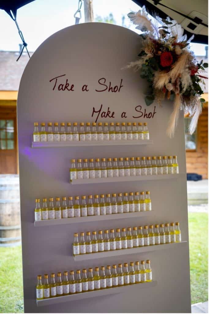 decoratie voor huwelijksfeest met 5 rijen aan shotjes