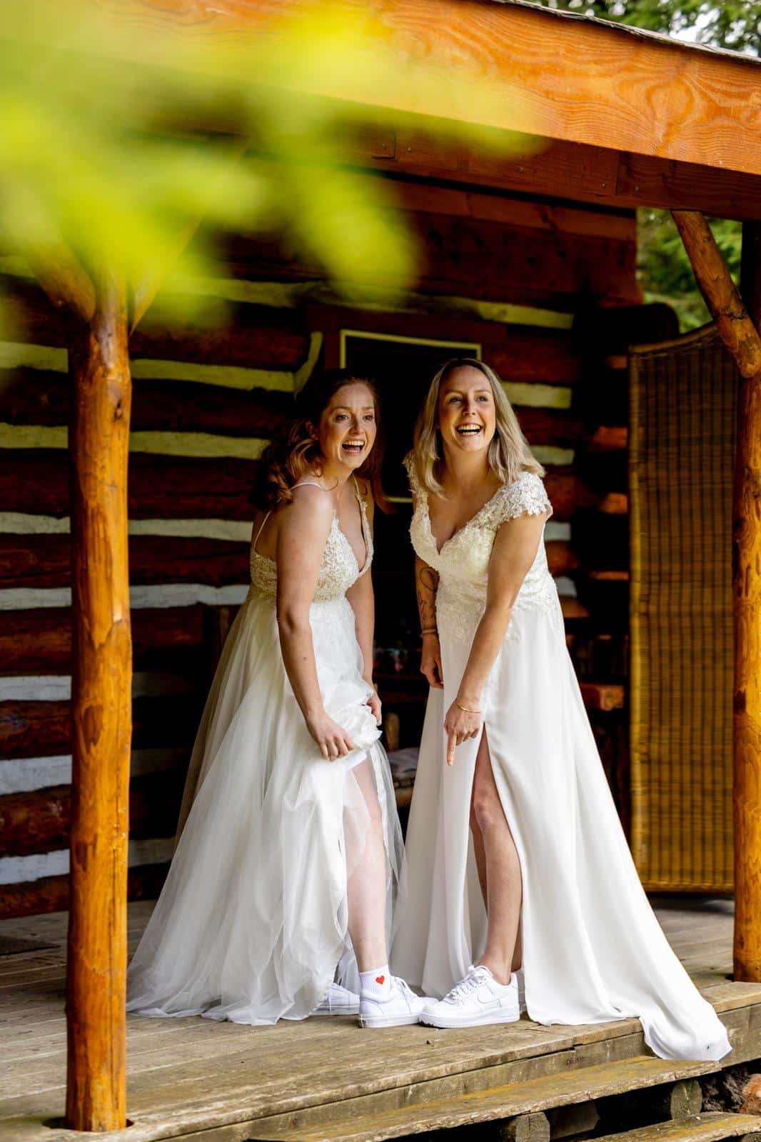 2 vrolijke vrouwen in trouwjurk